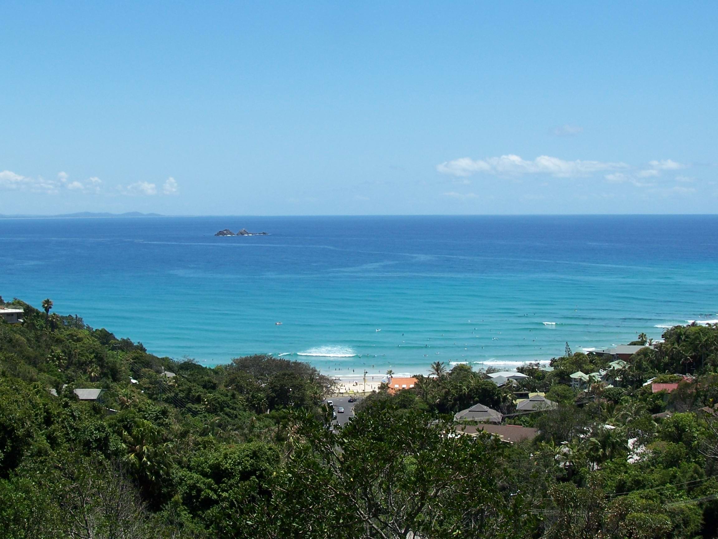 image of Wategos Beach, taken looking out to sea towards the three sisters